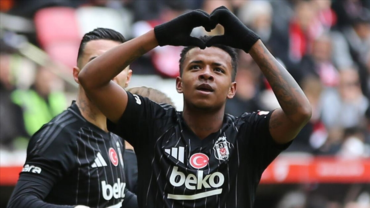 Eski Beşiktaşlı futbolcu Kenny Arroyo'dan 3-2'lik Fenerbahçe yenilgisi sonrası taraftarı şaşırtan bir paylaşım geldi.