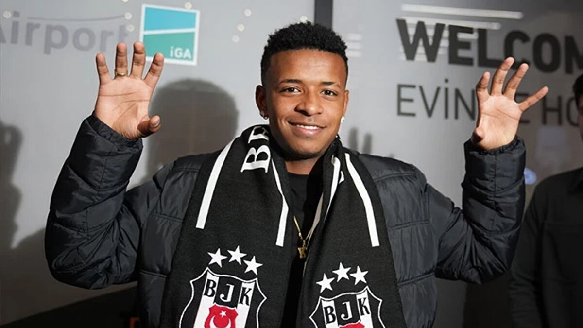 Beşiktaş'ın geçtiğimiz sezonun ara transfer döneminde kadrosuna kattığı Arroyo siyah beyazlı ekipte fazla forma şansı bulamamış ve sezon sonunda ayrılmıştı.