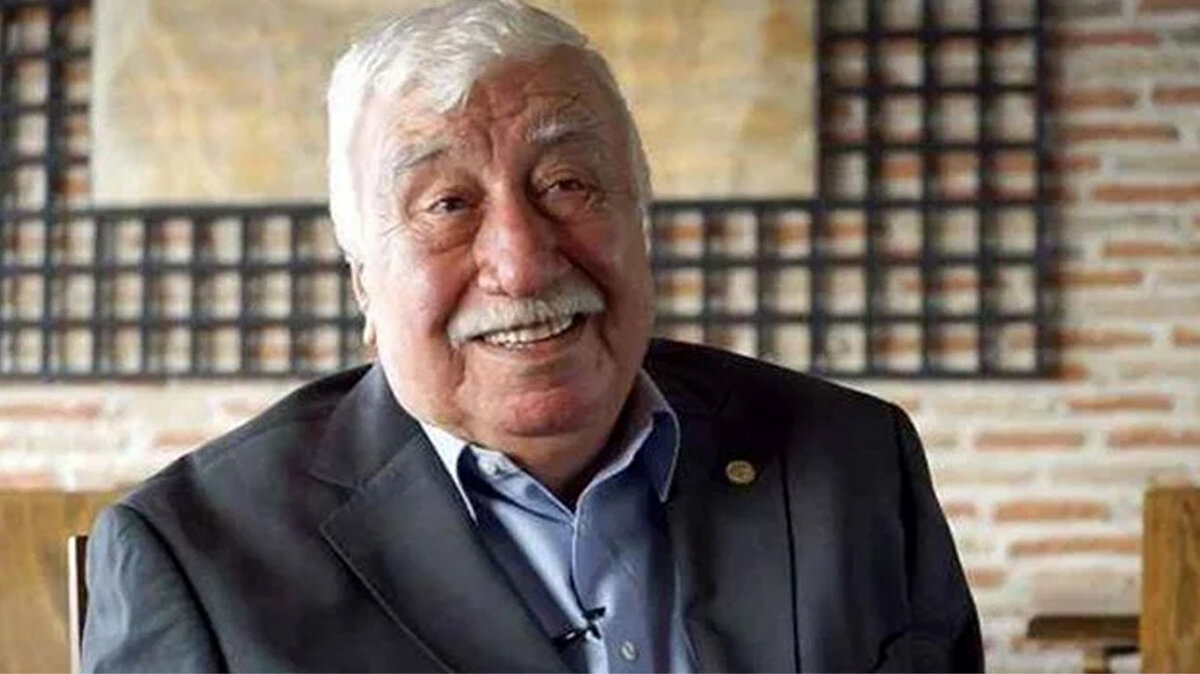 Atletizme Fenerbahçe Spor Kulübü'nde başlayan Gülhan, ilk yılında İstanbul şampiyonu oldu.<br><br>Milli Türk Talebe Birliğinde 1960'ta İstanbul İcra Konseyi Başkanlığı yaptığı sıralarda Birlik Tiyatrosu'nda bir arkadaşı hastalandığı için yerine oynadığı "Duvarların Ötesi’" adlı oyunun ardından Cahide Sonku'nun daveti ile Cahitler Tiyatrosu'nda profesyonel tiyatro hayatına başladı.<br>