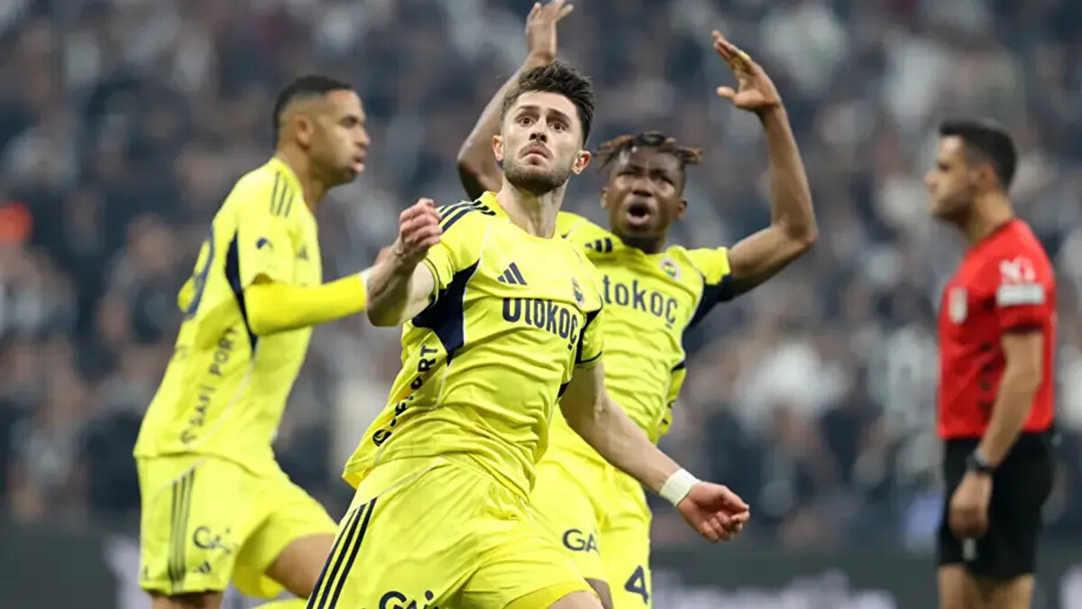 500. GOL İSMAİL YÜKSEK'TEN<br><br>Beşiktaş deplasmanında 32. dakikada farkı 1'e indiren ve skoru 2-1 yapan Fenerbahçe'de golü atan İsmail Yüksek, sarı lacivertli ekibin Beşiktaş'a attığı 500. golü kaydeden isim oldu.