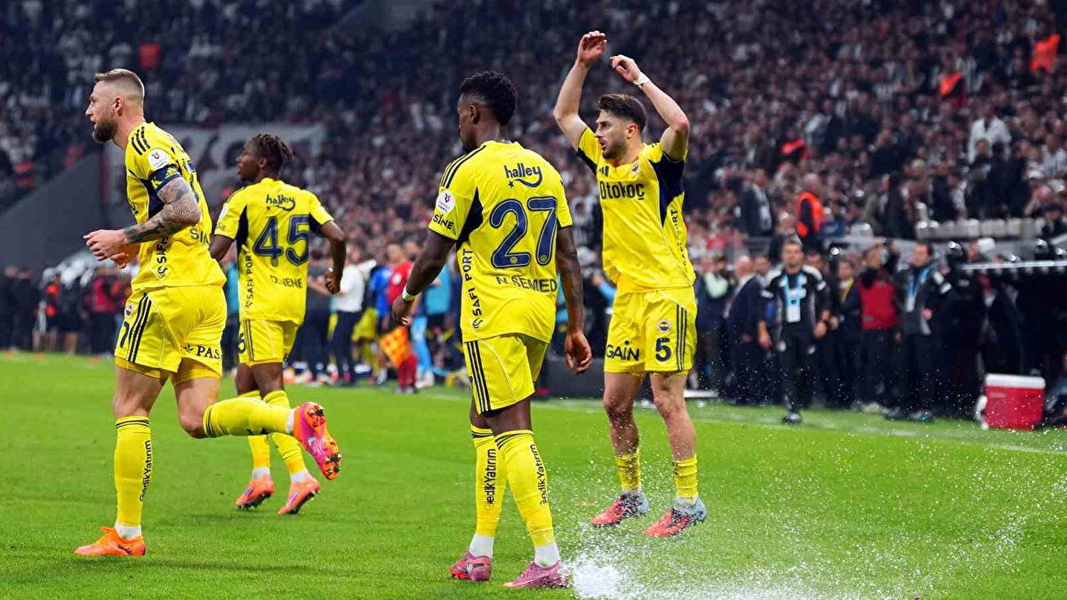 'TEDESCO'NUN İHRACI GEREKİRDİ' <br><br>Bülent Yıldırım: Ayağını arkaya doğru uzatıp atağı kesiyor. Çok net bir faul. Ardından teknik alan ihlali var. Agresif protesto kural kitabına göre sarı kart. Sahaya da giriyor. Rakip takımın hocası ihraç olmuş. Dördüncü hakeme topluca itirazda bulunuyorlar. Tedesco neden ihraç edilmiyor diyorlar. Tedesco'nun da bu dakikada ihraç edilmesi gerekirdi. Biz hedef göstermiyoruz. Altınıçizelim. Sergen Hoca atıldığında ne söylediysek aynı. (Tedesco) Burayı da ihlal etse kenar süt gibi olacak.<br><br>Bahattin Duran: Kurallar uygulansa, kulübe epey bir temizleniyor. Her iki kulübe de. Beşiktaş idari menajeri geliyor 'Tedesco sahaya girdi' diye itirazda bulunuyor.<br><br>Deniz Çoban: Teknik alanı terk etmek, bir maç görevlisinin kararlarına karşı çıkmak için kışkırtıcı davranışlarda bulunmak... Kural kitabında böyle yazar.