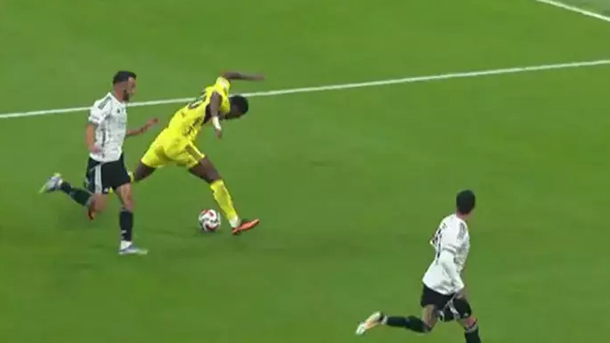 DURAN'IN YERDE KALDIĞI POZİSYON <br>Bahattin Duran: Kurala göre Beşiktaşlı oyuncu Gökhan'ın Duran'a yaptığı hareket itme. Ceza sahasında itmenin karşılığı penaltı. En doğru karar penaltı.<br><br>Bülent Yıldırım: Hakemin takdir alanında bir pozisyon, teorik olarak. Tam vuruşa hazırlanırken arkadan el itip bozuyor. Penaltı ve kırmızı kart.<br><br>Deniz Çoban: Net penaltı bu. Top için mücadele yok. Penaltıyı verse kırmızı da çıkacak.