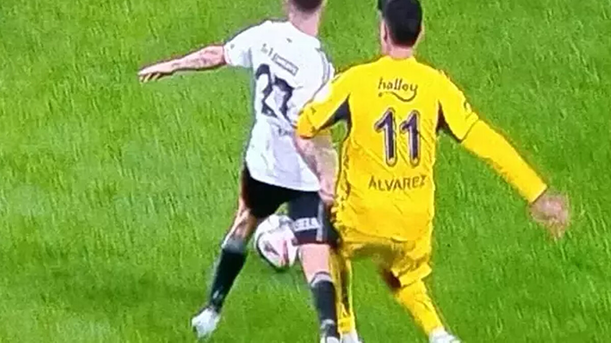 'EDSON'A VERİLEN SARI KART YANLIŞ' <br><br>Bülent Yıldırım: Katılmıyorum. Defans tamamen yerleşik. Bu pozisyonda hakemin sarı kart verebilmesi için kontrolsüz müdahale olması lazım. Basit bir diz teması, basit bir orta alan faulü. Bu sadece faul. Sarı kart değerlendirmesi yanlış. Gerekli sarı kartları vermiş olsa, maç standardı oturmuş olsa burada da kart derdik.<br><br>Bahattin Duran: Bence de en doğru karar kart vermemesiydi ama hızlı atak olabilirdi. O yüzden hakemi çok eleştirmiyorum.