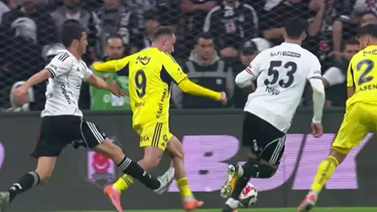FENERBAHÇE'NİN PENALTI BEKLEDİĞİ POZİSYON: SALİH UÇAN'IN KEREM'E MÜDAHALESİ <br><br>Bülent Yıldırım: İhlal var. Net penaltı. Hakem kararsız, bir o yana bir bu yana bakıyor. Yardımcı hakem süslü şekilde autu gösteriyor. Hakem hiçbir karar vermeden kararsız bir şekilde orada kaldı, devam etti. Yardımcı kale vuruşunu gösterdi, oyun kale vuruşuyla başladı. Top ile rakibin ayağı arasına ayağını koydu. Penaltı olmalıydı. VAR müdahale etmeliydi.<br><br>Bahattin Duran: Bu pozisyonda UEFA düzeyinde VAR müdahale etmeyebilir ama bu pozisyon net penaltı. Hakem karar vermedi. En büyük problem bu. Salih gelip ayağını, arkasından Kerem'in önüne koydu ve onun vuruşunu ve vuruş kalitesini engelledi. Bu bir ihlal ve penaltı. Hakem ekibi de karar veremedi.<br><br>Deniz Çoban: Şüphe götürmeyecek kadar açık bir penaltı. Savrulan ayağın önüne arkadan gelip ayak koyamazsınız. Bu bir ihlal.