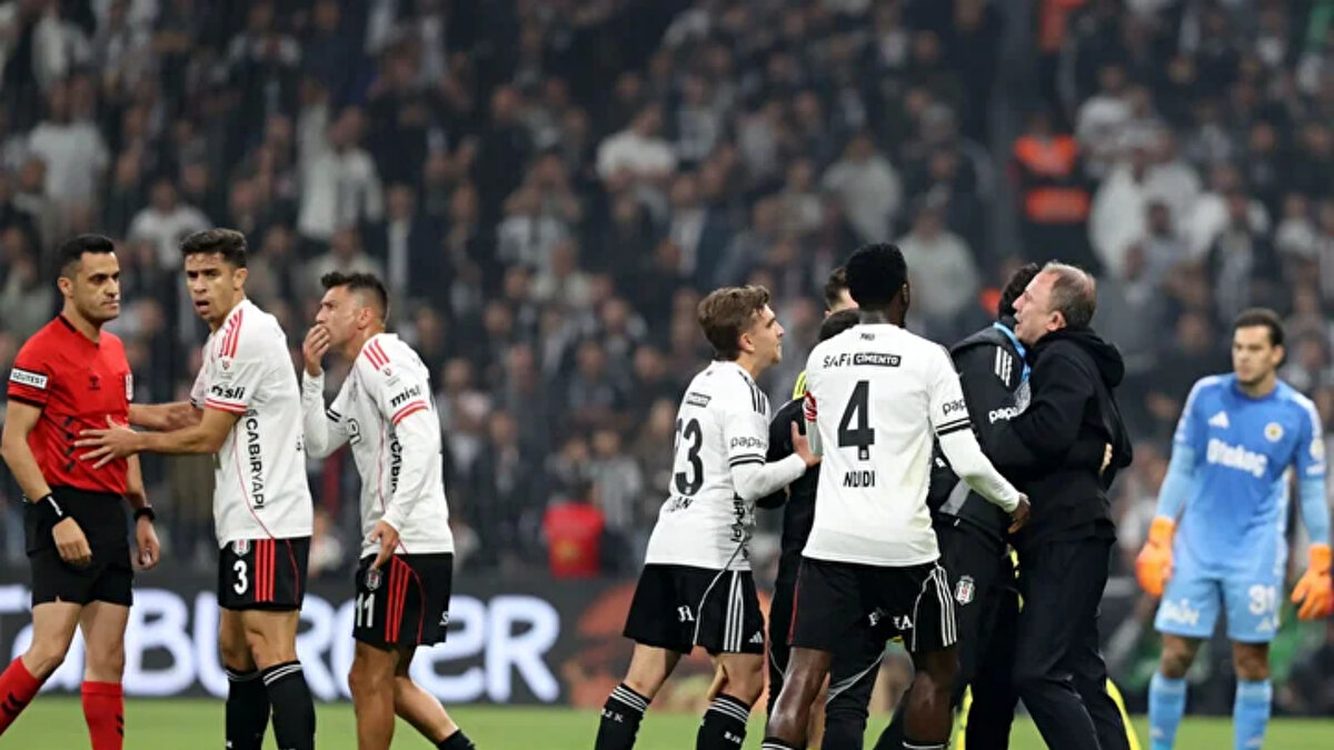 Orkun'un kırmızı kartının ardından sahaya girip hakeme sert tepki gösteren Sergen Yalçın, oyundan atılıp tribüne gönderildi.