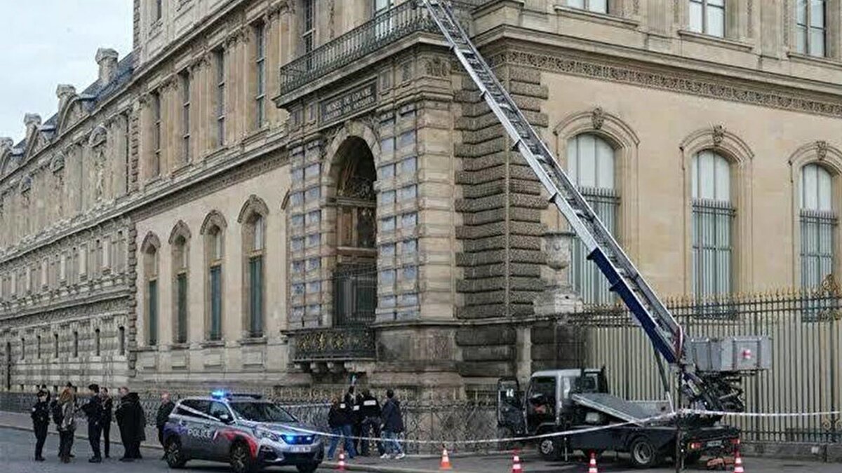 Yedi dakikalık plan<br><br>19 Ekim sabahı gerçekleştirilen soygunda, zanlılar bir kamyona monte edilmiş sepetli vinç yardımıyla müzenin balkonuna tırmandı. Mücevherlerin sergilendiği vitrine ulaştıktan sonra camı keski ve taşlama aletleriyle kırarak koleksiyonu çaldılar. Tüm operasyonun yedi dakikadan kısa sürdüğü, şüphelilerin olay yerinden motosiklet veya elektrikli scooter ile kaçtığı bildirildi.