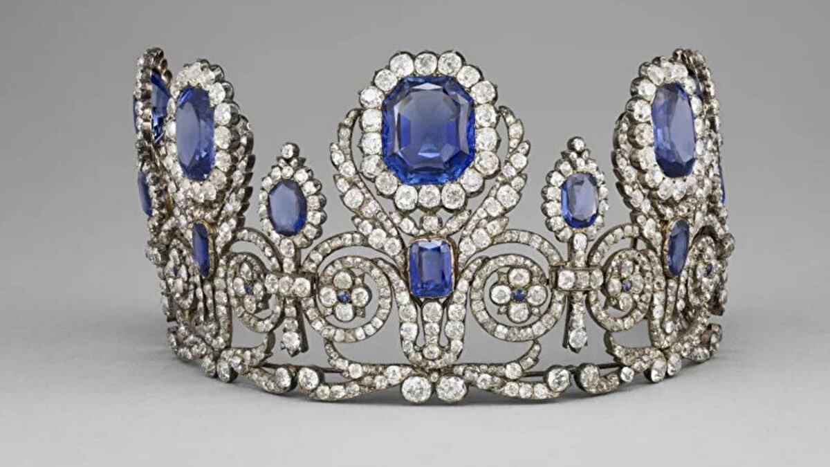 Çalınan mücevherlerin değerinin yaklaşık 88 milyon euro<br>olduğu tahmin ediliyor. Polis, eserlerin hâlâ bulunamadığını ve kara piyasada satılma ihtimalinin yüksek olduğunu belirtiyor.