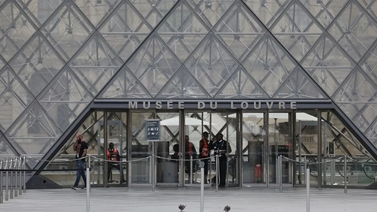 Tutuklamalar ve soruşturma<br><br>Polis, şüphelilerden üçünü yakaladı ancak mücevherler hâlâ kayıp. Fransız medyasına göre hırsızlar amatördü; kaçarken İmparatoriçe Eugénie’ye ait altın, zümrüt ve elmaslarla süslü tacı düşürdüler, kullandıkları araçta aletlerini unuttular ve kamyonu ateşe veremeden kaçtılar.