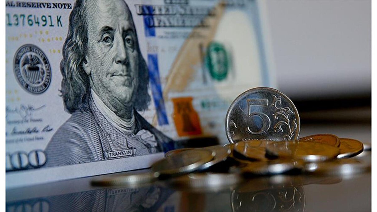 Dolar kuruyla birlikte en çok takip edilen para birimlerinden olan Euro'nun Türk Lirası karşısındaki değeri ise aynı saat itibarıyla 48,6520 TL seviyelerinden işlem görüyor.