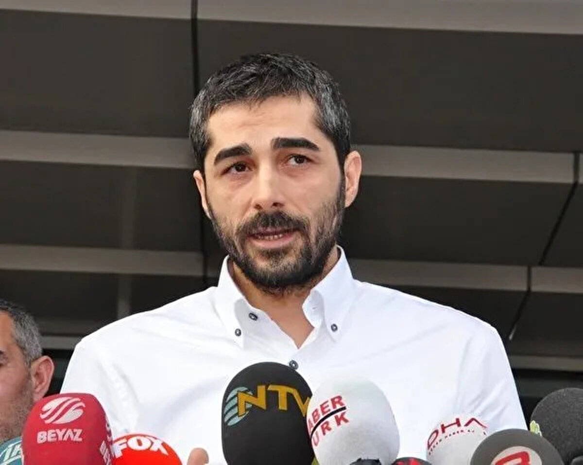 İbrahim Tatlıses ile oğlu arasındaki ipler uzun süredir gergindi. Daha önce, Ahmet Tatlıses’in oğlu Mert Tatlı hakkında, dedesine ait bir daireyi boşaltmadığı gerekçesiyle dava açılmış ve 370 bin 346 TL haksız işgal tazminatı ödemesine karar verilmişti. Bu olayın ardından İbrahim Tatlıses, “Babalığın nasıl yapıldığını öğrensin” diyerek oğluna sitem etmişti.