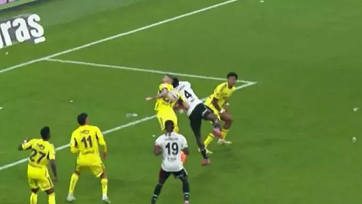 "Sonra etrafını oyuncular sardı herhalde bir yerlerden de kulağa üfleme geldi hakem auta döndü. VAR ne yaptı hakem ne yaptı bilmiyoruz! Ama penaltı bu karambolde badem oldu."