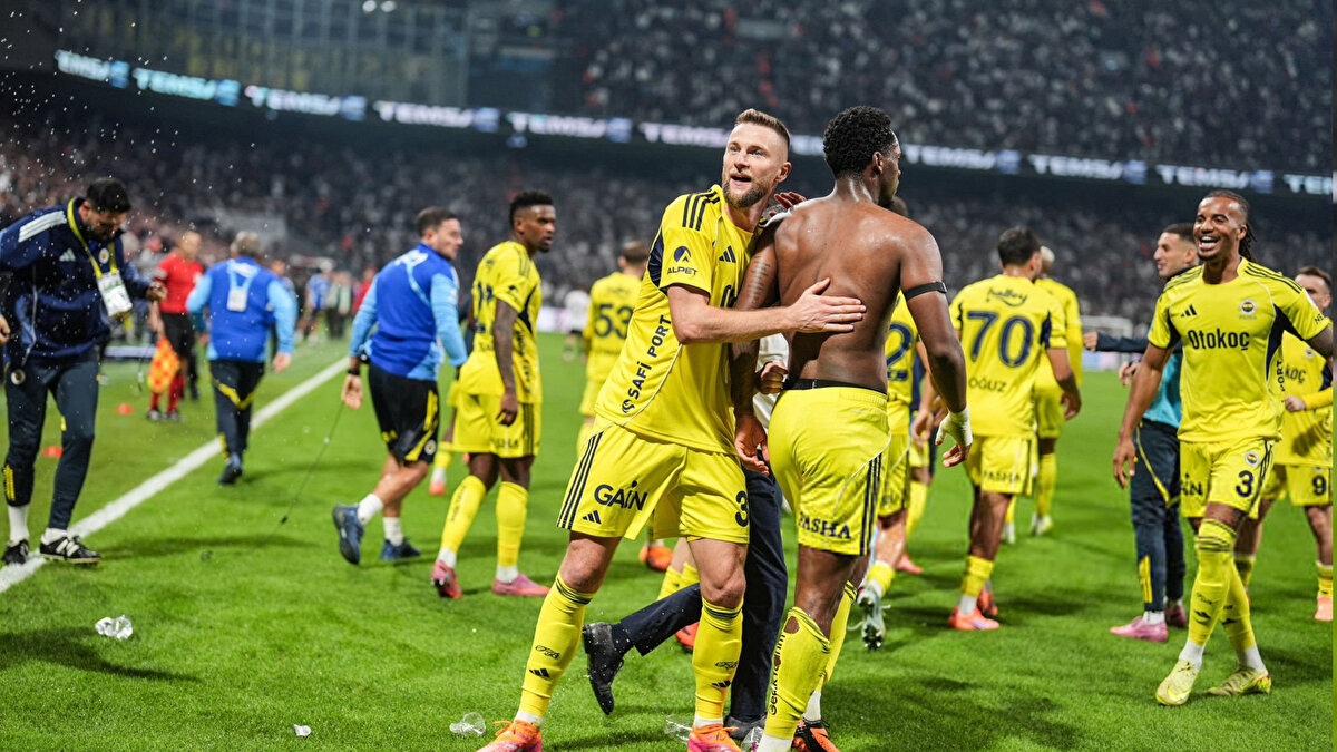 Zirve mücadelesini yakından ilgilendiren zorlu derbide Beşiktaş evinde Fenerbahçe’yi ağırladı. Siyah beyazlı takım ilk 20 dakikada 2-0 öne geçtiği maçta 10 kişi kaldıktan sonra yediği gollerle sahadan 3-2 mağlup ayrıldı.