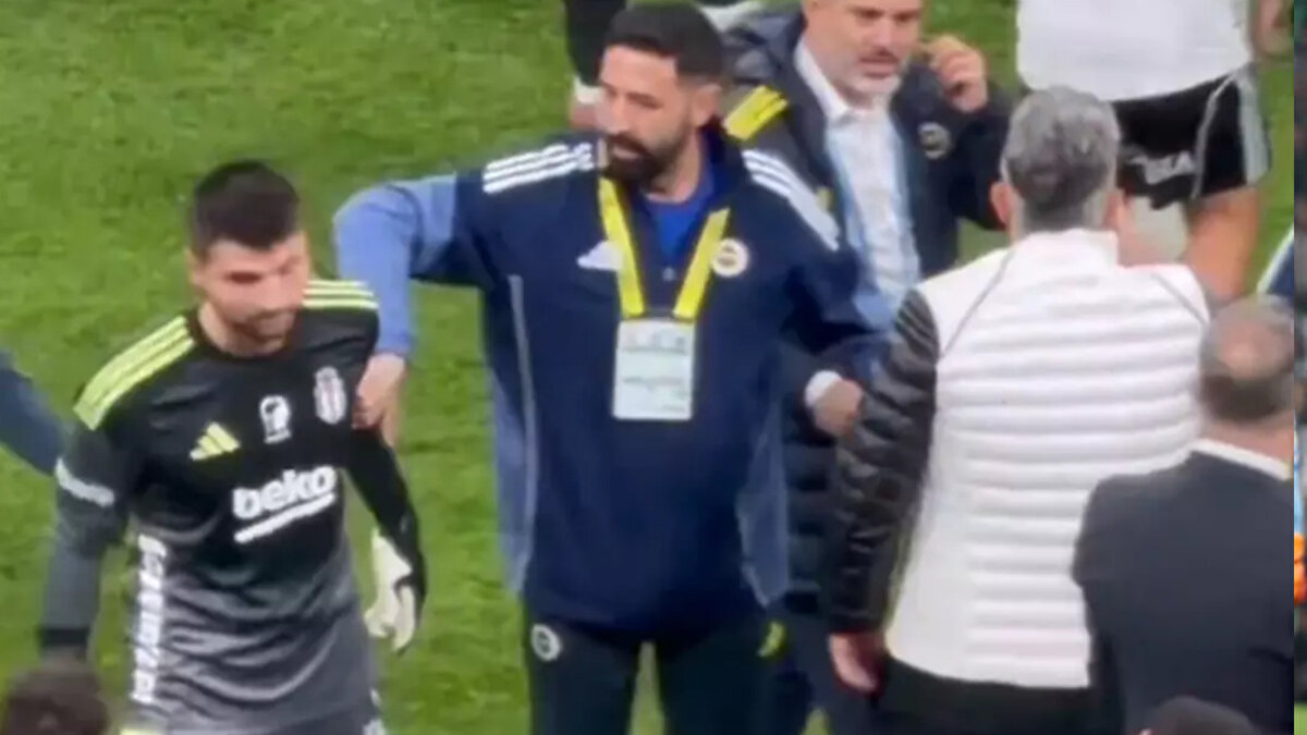 Süper Lig'de Beşiktaş ile Fenerbahçe arasında oynanan derbinin son düdüğünün ardından gerginlik yaşanmıştı. Yaşanan bu gerginliğin görüntüleri ortaya çıktı.<br><br>