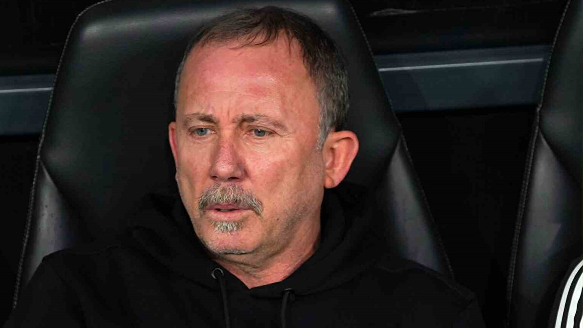 "Tamam kardeşim senin futbolcun işin içine etti. Sen ne yaptın Sergen? Sen de gemiyi terk ettin. Demek ki sen de böyle şeylere hazırlıklı değilsin. Veya diyorsun ki: “Bu takımdan bir şey olmaz. Ben de çekip gideyim.” <br>