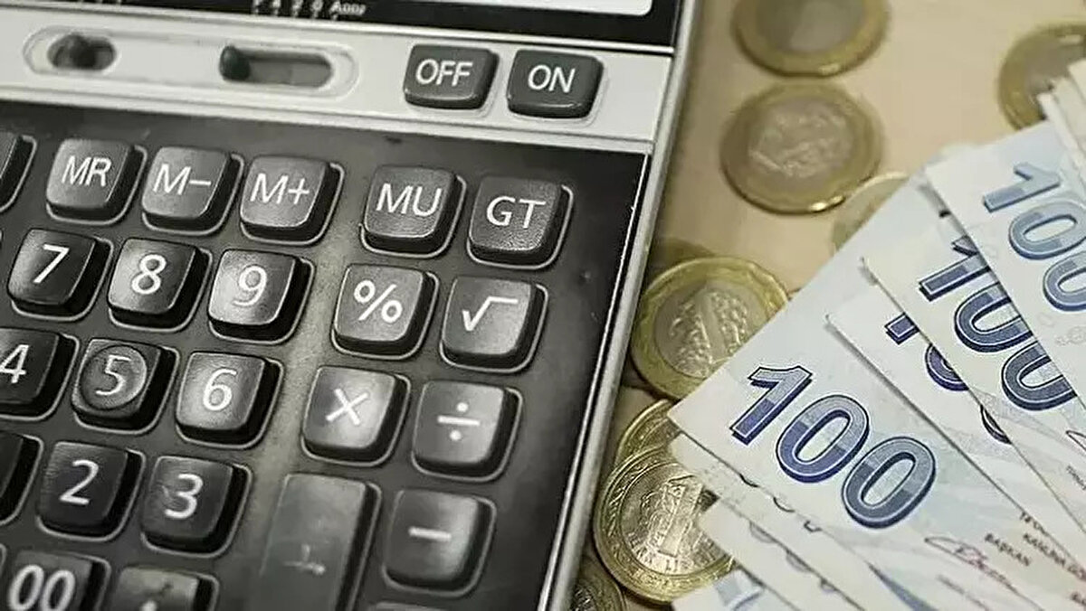 2026 yılında pasaport, harç ve ceza ücretlerine önemli zamlar yapıldı. Buna göre 4-10 yıllık pasaport harcı 11.274 TL’den 14.147 TL’ye, IMEI kayıt ücreti 45.614 TL’den 57.241 TL’ye, yurt dışı çıkış harcı 1.000 TL’den 1.250 TL’ye, araç muayene ücreti 2.620 TL’den 3.288 TL’ye, en düşük radar cezası 2.167 TL’den 2.719 TL’ye, B sınıfı ehliyet harcı ise 5.678 TL’den 7.125 TL’ye yükseldi. Ayrıca 2026 yılı pasaport harçları kapsamında 6 aylık pasaport 2.956 TL, 1 yıllık 4.296 TL, 2 yıllık 7.065 TL, 3 yıllık 10.065 TL, 4-10 yıllık pasaport ise 14.146 TL olarak belirlendi. Bu zamlar, yurt içi ve yurt dışı seyahat ile araç işlemlerinde vatandaşın ödeyeceği maliyetleri artırıyor.