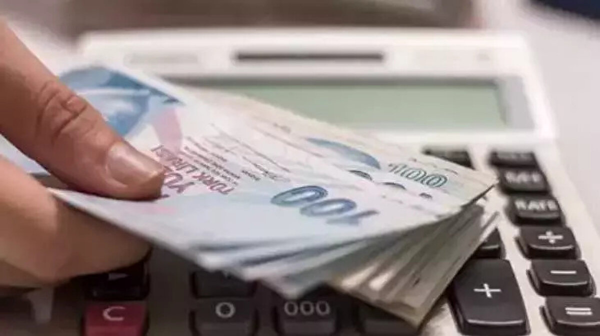 Ayrıca memur ve memur emeklilerinin taban aylıklarına 2026’nın ilk yarısı için 1000 TL ilave ödeme yapılacak.