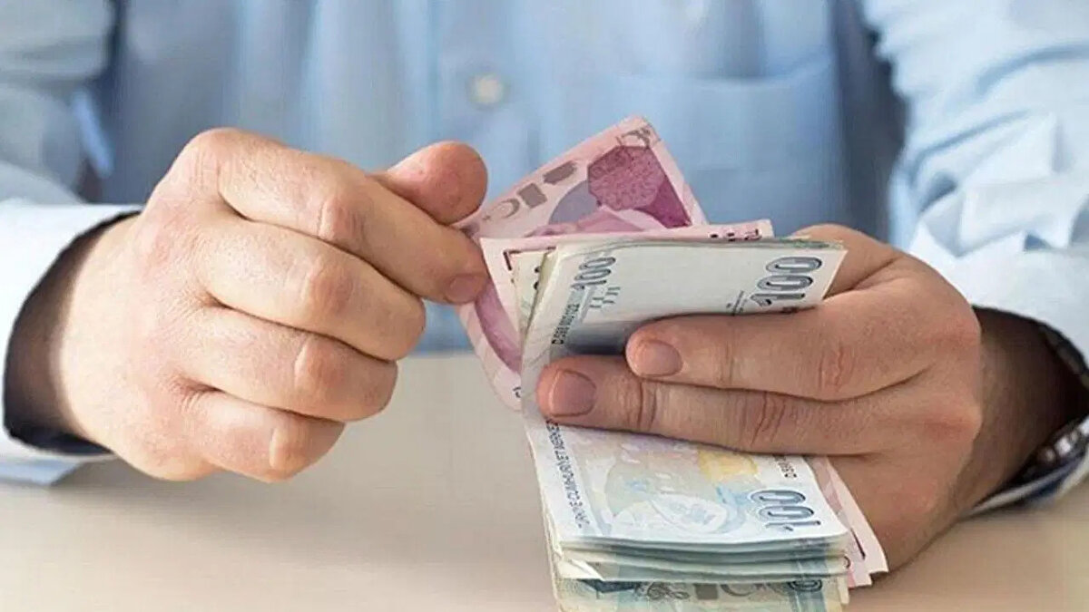 Zam oranı kasım ve aralık verileriyle netleşecek<br><br>Kasım ve aralık ayı enflasyon rakamlarının açıklanmasının ardından, 2026’nın ilk yarısında geçerli olacak memur maaş zammı kesinleşecek. Şu anki veriler, memur ve memur emeklilerinin yüzde 19’a yakın bir artış alacağını gösteriyor.