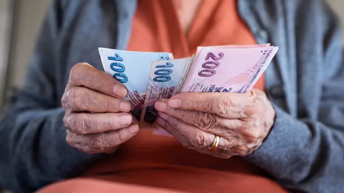 TÜİK’in açıkladığı rakamlara göre Tüketici Fiyat Endeksi (TÜFE) ekim ayında yüzde 2,55 arttı. Böylece temmuz–ekim dönemini kapsayan 4 aylık süreçte toplam enflasyon oranı yüzde 10,25 olarak gerçekleşti. Bu oran, SSK ve Bağ-Kur emeklilerinin maaşlarına yapılacak zammın ilk 4 aylık kısmını belirlemiş oldu. Geriye kasım ve aralık ayı verilerinin açıklanması kaldı.