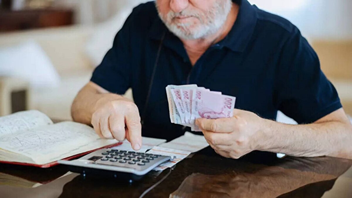 Ekonomistlerin anket sonuçlarına göre yılın ikinci yarısında gerçekleşmesi beklenen toplam enflasyon oranı %12,94 ile %13,13 arasında değişiyor. Bu oranlar, 2025 Ocak ayında emeklilerin alacağı zam oranı için ön sinyal niteliğinde.