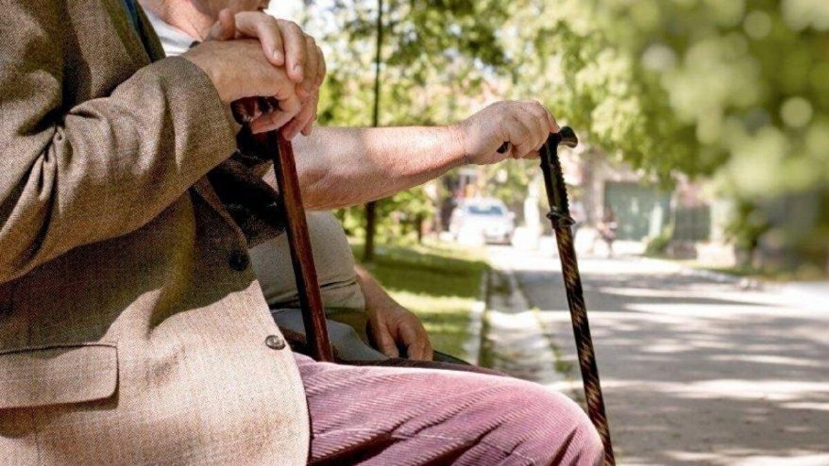 AA Finans Enflasyon Beklenti Anketi, biraz daha yüksek bir tahmin sundu. 28 ekonomistin katıldığı ankette, yıl sonu TÜFE artışı %31,93, ikinci yarı enflasyonu ise %13,08 olarak hesaplandı. Bu durumda taban maaş 19.089 TL’ye çıkıyor.