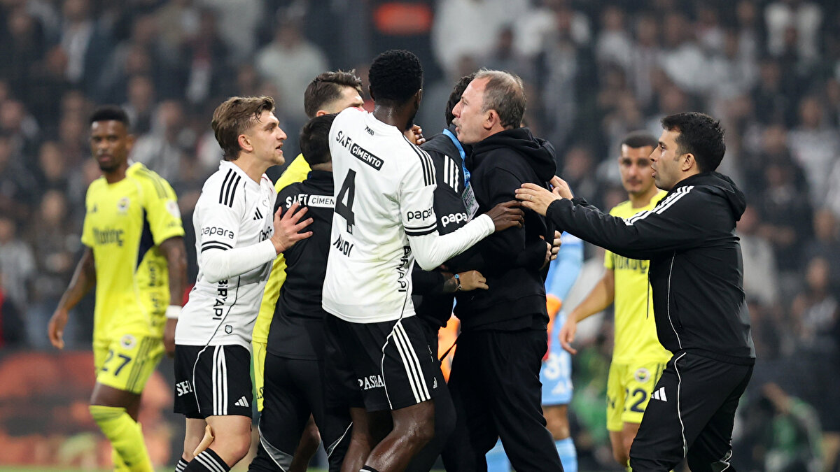 SERGEN YALÇIN ÇILGINA DÖNDÜ<br><br>Bu andan sonra maçın kontrolünü ele alan Fenerbahçe bulduğu gollerle galip gelerek haftayı kritik bir galibiyetle tamamladı. Sergen Yalçın da bu karara tepki göstererek hakem tarafından kırmızı kartla tribüne gönderildi.