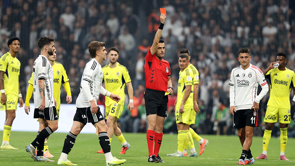 "ORKUN'UN KAPTANLIĞI SORGULANABİLİR"<br><br>Yorumcu Rıdvan Dilmen, Orkun'un hareketini şu sözlerle eleştirdi: "Hemen kaptanlık verdiğiniz zaman tehlikeli olabiliyor, Orkun'da sahada kararları kabullenmeme durumu var onu görüyorum. Orkun'da fevrilik var ben görüyorum. Anlamsız kartlar gördüğü zaman kaptanlığı da sorgulanabilir. Kaptan olmak, yazı tura gibi bir seçenek yapmak değildir. Kaptanın bir takımda bu hareketleri yapan bir oyuncuyu sakinleştirmesi lazım. Orkun tam tersi şu ana kadar. Tabii milli oyuncudur kalitesine bir şey diyemeyiz ama kaptanın hareketlerine dikkat etmesi gerekir."