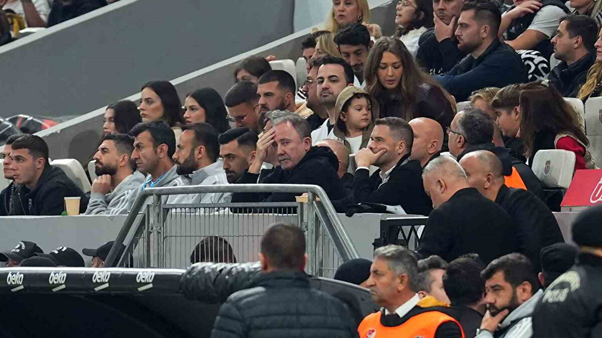 "Orkun Kökçü, takımı yalnız bıraktı. Onun yüzünen Beşiktaş maçı kaybetti."<br><br>"Fark atacağımız maçta Orkun'un amatörce faulu yüzünden Fenerbahçe'ye yenildik. Takımı düşüren adam oldu. Ne gerek vardı o harekete!é