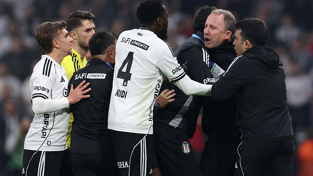 "Orkun Kökçü 15 maçta 0 gol. 2 kımızı kart. 5 milyon maaş, <br>30 milyon bonservis, <br>250 çocukluk aşkı editi..."