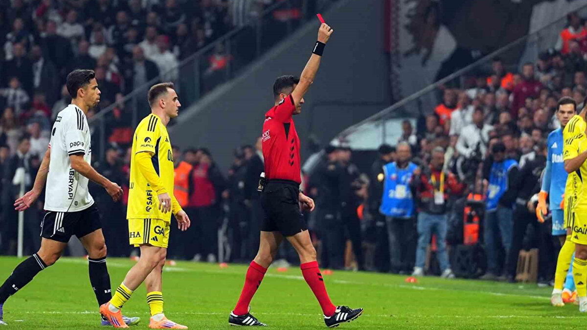 "Orkun'un psikolojik destek alması lazım. İyi bir ruh hali değil bu. Bu faulün izahı yok."<br><br>"Kaptanlık verildi sana bu muydu yapacağın? Önde olduğumuz bir maçta çok amatör bir faul yaparak takımı yarı yolda bıraktın. Senin yüzünden maç ne hale geldi!"