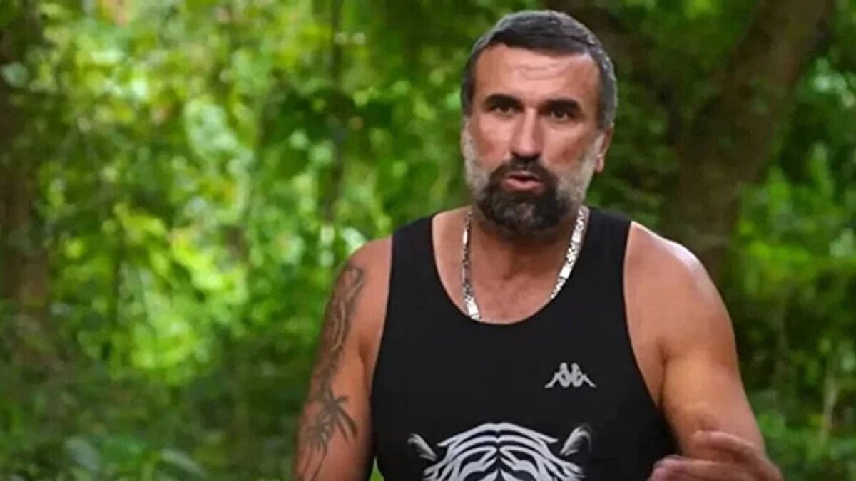 Tuğsuz’un adı, yarışmadan ayrılmasının hemen ardından 45 milyon liralık villa dolandırıcılığı ve 12 yıl hapis cezası iddialarıyla gündeme geldi. Yarışmadan çekildikten sonra yurt dışına çıkan Hikmet Tuğsuz’un, Türkiye’ye dönmemek için farklı ülkelerde yaşamaya devam ettiği öğrenildi.