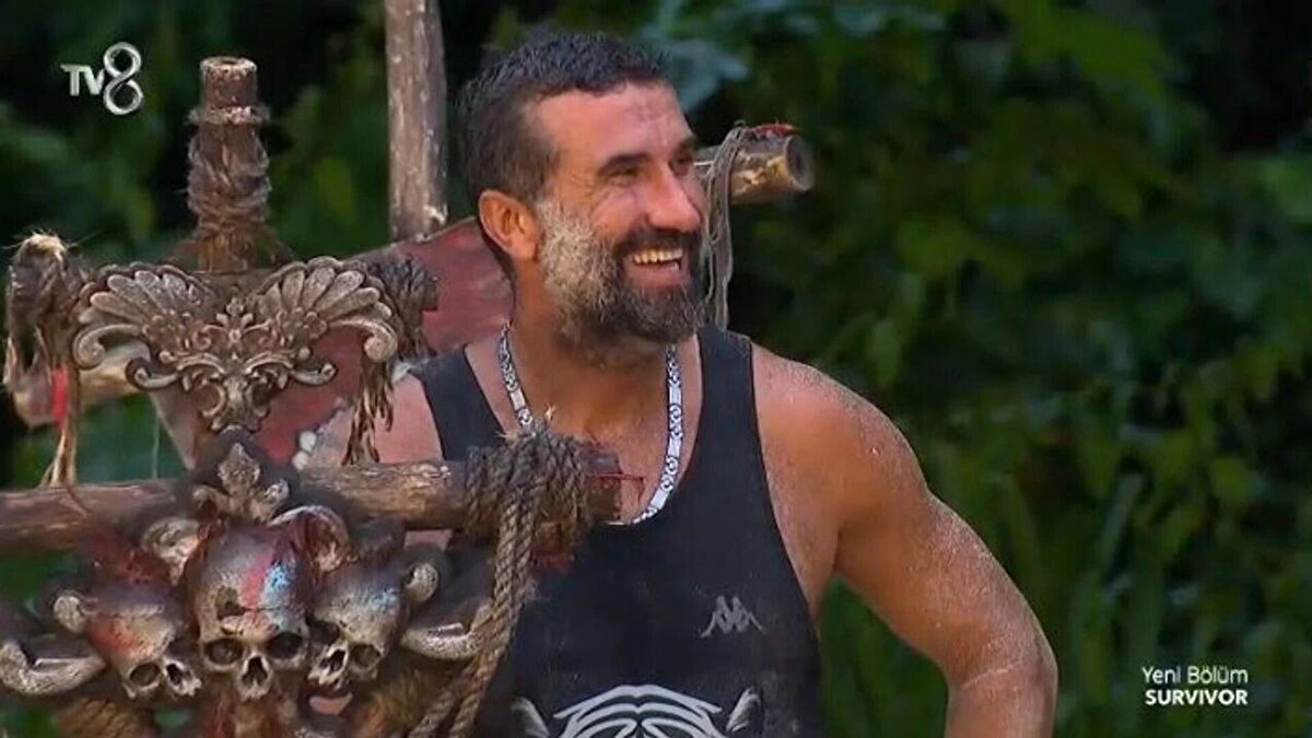 Ünlü yarışmacı hakkında, villa dolandırıcılığı ve silahla kasten yaralama suçlamalarıyla yakalama kararı çıkarıldığı ileri sürülmüştü.