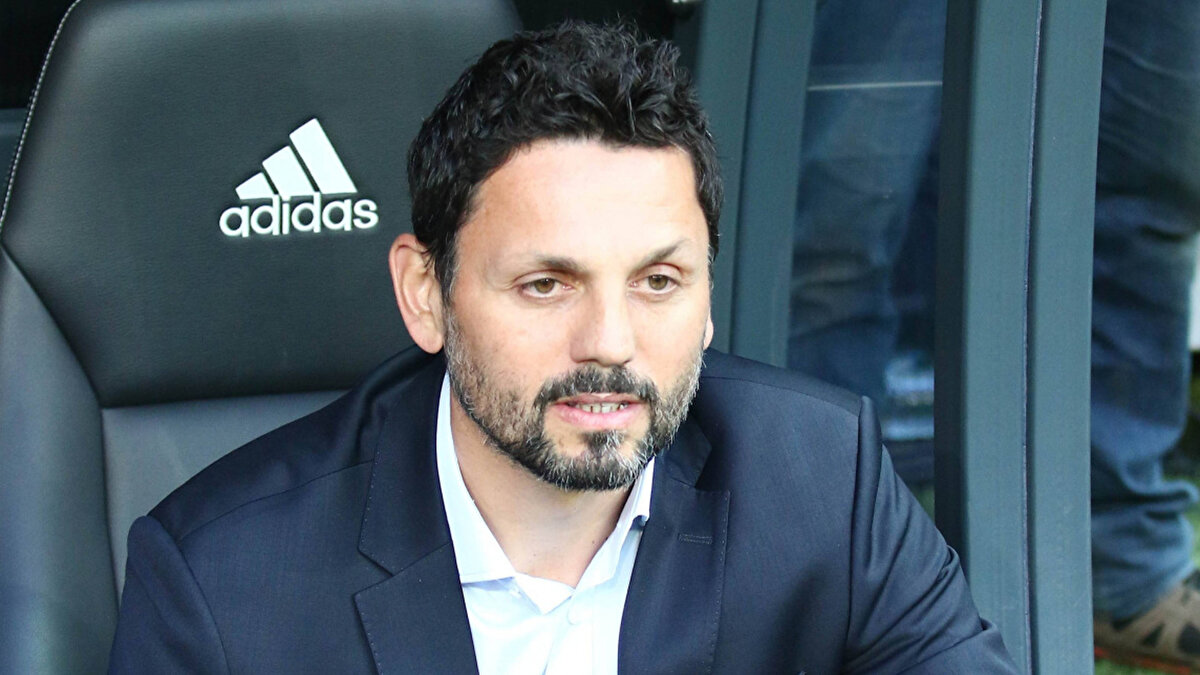 Bu bilgi bize geldi. Çok ağır konuşmak istiyorum ama yanlış olur. Kulüplerin ekmeğini yiyip ihanet eden kişilerin futboldan kulüplerden uzaklaştırmamız lazım. Ben bunu özellikle takip edeceğim. Kim olduğunu ortaya çıkarmak için birkaç gelen haber var, kimlerin olabileceğine dair haber var. Başkanımıza ilettim. Tek Antalyaspor'da değil başka takımlarda da böyle şeyler olmasın diye. Bu doğru değil. Bu futbola, spora yakışmayan şeyler. Hocalar rakiplere çalışmalı. Zaten maçını izliyorsun, analizini yapıyorsun. Detaylar açıklandığında bunlar benim gözümde karaktersizlik. Bu kişiyi içimizde bulacağız ve bu tesislere bir daha ayak basmayacak." ifadelerini kullandı.