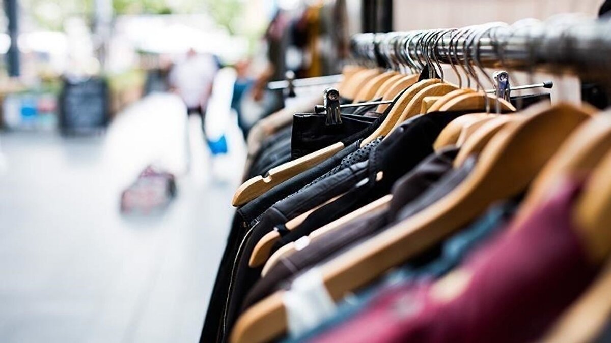 Türkiye İstatistik Kurumu (TÜİK) verilerine göre, erkek giyimdeki fiyat artışını 13,91 ile kadın giyim ve 13,83 ile çocuk giyim izledi.<br><br>Ekimde fiyatı en çok artış gösteren diğer ürünler arasında, yüzde 13,77 ile taze sebzeler (patates hariç), yüzde 11,4 ile toz kakao, yüzde 10,51 ile kadın ayakkabısı ve yüzde 9,52 ile çocuk ve bebek ayakkabısı yer aldı.