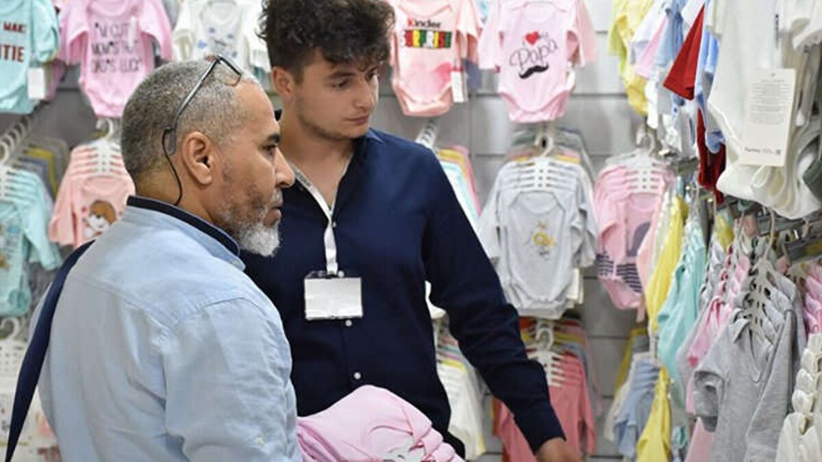 Ekimde fiyatı en fazla düşen seçilmiş maddeler ile bir önceki aya göre değişim oranları ise şöyle:<br><br>Evcil hayvanlar ile ilgili ürünler -8,74<br><br>Kara yolu ile şehirler arası yolcu taşımacılığı -7,62<br><br>Hava yolu ile yolcu taşımacılığı -7,27<br><br>Dondurma -4,61<br><br>Çeşitli küçük aksesuarlar (pil, ampul vb.) -4,01<br><br>Otel, pansyion vb. yerlerde konaklama hizmetleri -2,79<br><br>Patates -1,85<br><br>Sağlık sigortası -1,71<br><br>Kişisel ulaştırma araçları ile ilgili diğer hizmetler (köprü ve otoban geçiş ücretleri dahil) -1,28<br><br>Taze meyveler -1,19