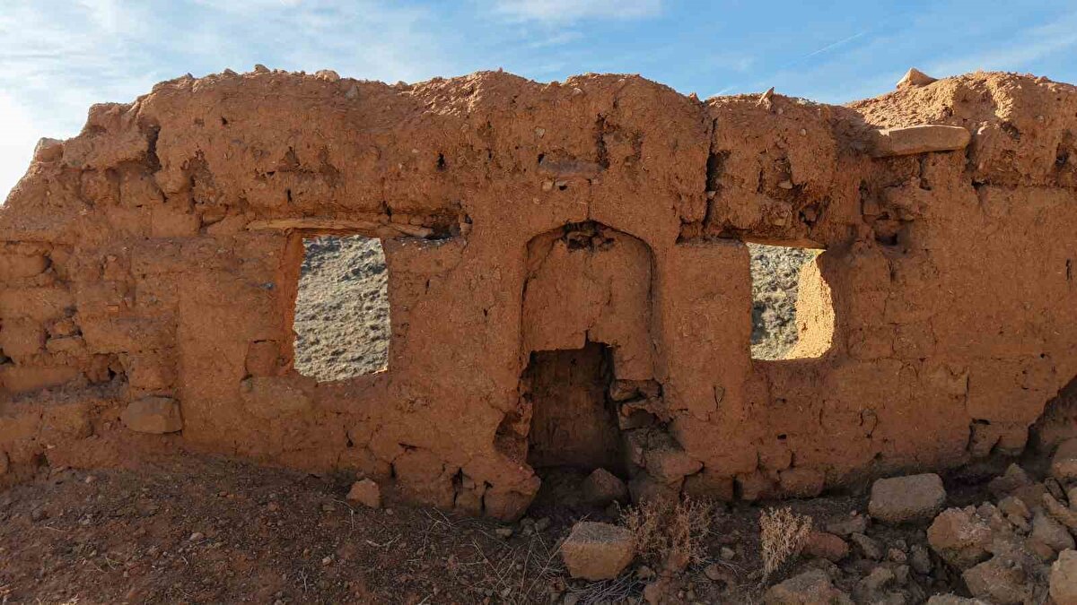 Köyün 35 yıl öncesine kadar insanların yaşadığını anlatan Kuzaytepe, "Yaklaşık 30 hane ile başlayan köy, 35 yıl öncesine kadar varlığını sürdürmüştü. En son bir muhtarımız kalmıştı; o da 5 yıl tek başına kaldıktan sonra muhtarlık mührünü kaymakamlığa teslim etmişti. Valilik toplantısında köyün kapatılarak Karpuz köyüne bağlanması kararlaştırılmıştı. Böylece köyümüz resmen kapandı. Şu anda haritalarda dahi görünmüyor, tamamen silinmiş durumda. Yine de biz arazilerimizi ekip biçiyoruz. Ancak köyde artık bir ev bile kalmadı, neredeyse bir dağ görünümüne büründü" diye konuştu.<br>Köydeki çocukluk hatıralarını anlatan Kuzaytepe, "O kadar çok hasretini çekiyorum ki. O küçücük evlerde 8-10 kişi birlikte yaşardık. Çok tatlı, huzurlu ve neşeli bir hayat vardı, hala hatırlıyorum. Soba yoktu, ocakta hem yemek pişer hem de ısınırdık. O halde bile 8-10 kişi küçücük evlerde yaşamaktan mutluyduk. Çocukluğumun en güzel yıllarıydı. Zamanla yetişen gençler iş ve okul sebebiyle İstanbul, Ankara, Kırıkkale gibi şehirlere göç etti" şeklinde konuştu.