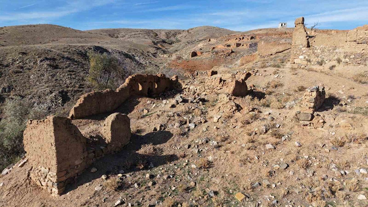 Evlerin çoğu taş ve kerpiçten yapılmış, yazın serin, kışın sıcak tutan bu yapılar, köy yaşamının en belirgin simgesi halindeydi. Ancak yıllar içinde artan göç nedeniyle köydeki nüfus azaldı.
