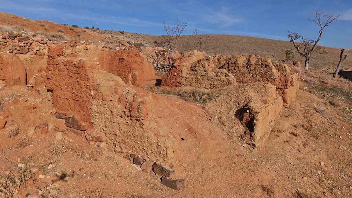 Çocukluk yıllarının Pırıklı köyünde geçtiğini belirten Cengiz Kuzaytepe, yaptığı açıklamada, soylarının Kayı Obası’na dayandığını söyledi. Kuzaytepe, "Geçmişimiz Kayı Obası’na dayanıyor, Türkmeniz. Sivas tarafından bu tarafa göç edilmiş. E-Devlet üzerinden kütük sorgulaması yaptığımızda, soyumuzun Sivas tarafındaki Kayı Obası’nın bir koluna kadar uzandığını görüyoruz. O dönemlerde aileler buraya gelmiş ve bu köy kurulmuş" dedi.