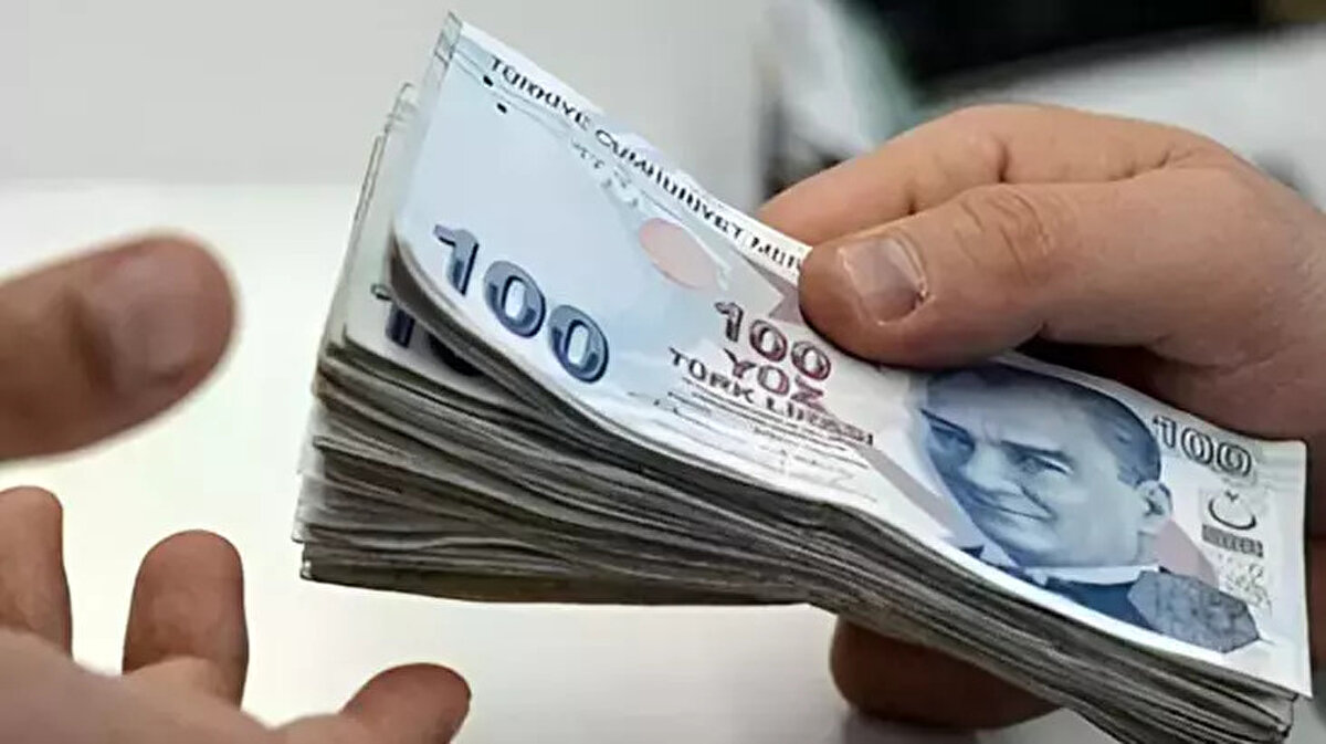 Gençlik ve Spor Bakanlığı (GSB) Kredi ve Yurtlar Kurumu (KYK) aracılığıyla üniversite öğrencilerine sağlanan burs ve kredi başvuruları, 13-17 Ekim tarihleri arasında e-Devlet üzerinden tamamlandı. Başvuru sürecinin sona ermesiyle birlikte, 2025-2026 eğitim öğretim yılında burs almayı uman binlerce lisans ve ön lisans öğrencisi, "KYK burs sonuçları ne zaman açıklanacak?" sorusuna yanıt aramaya başladı.<br><br>Üniversite öğrencileri için önemli bir gelir kaynağı olan burs ve kredi ödemeleri için gözler GSB'den gelecek resmi duyuruya kilitlendi.