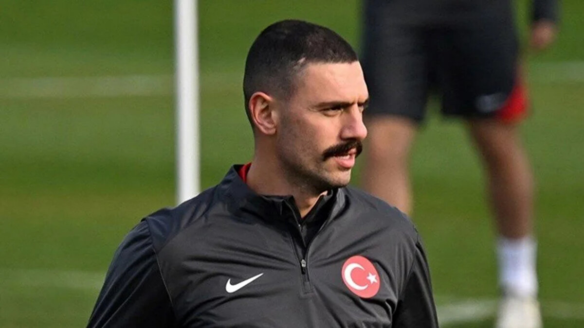 Alcanenense'den Sporting Lizbon'a transferi<br><br>"Alcanenense'den Sporting Lizbon'a transfer oldun ve bu beklenmeyen bir adımdı. Sporting'e geldiğinde ne gibi hayallerin vardı?"<br><br>Merih Demiral: "Evet, bu beklenmedik bir gelişmeydi. Ama Alcanenense'de hayallerim için çok çalıştım ve bir gün antrenman sırasında Lizbon'dan Paolo adında bir scout beni keşfetti ve Sporting'e deneme antrenmanına davet etti. İlk gün inanılmazdı. Sabah önce 19 yaş altı takımla antrenman yaptım, sonra aynı gün B takımıyla idman yaptım. Onları etkilemiş olmalıyım, bu antrenmanlardan sonra hemen benim için bir sözleşme hazırladılar. O günden itibaren hayalim, Sporting Lizbon'un A takımında oynamak oldu."