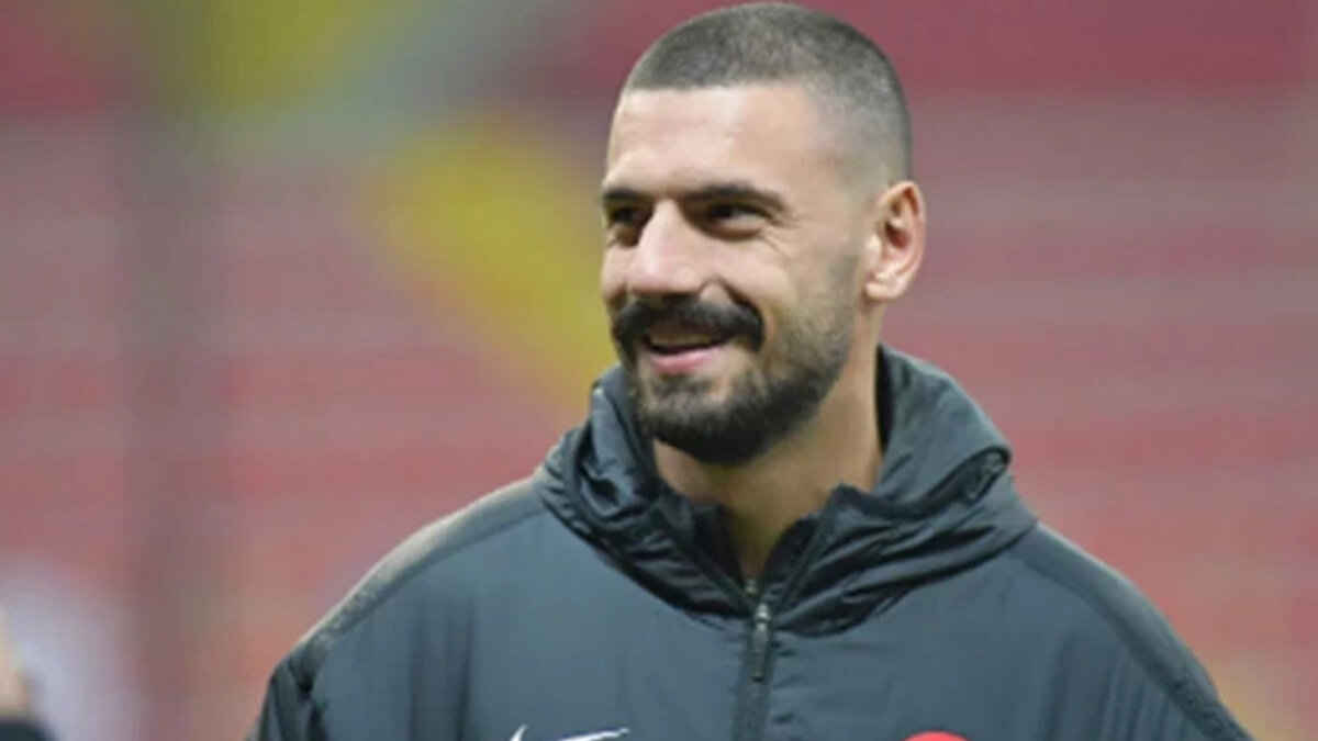 "Birçok taraftar onun için kulüpte parlak bir gelecek bekliyordu, ayrılığı şaşırtıcı oldu mu? Kırgın mıydı?"<br><br>Merih Demiral: "Aynen öyle, taraftarların bana inandığını biliyordum. Maçlarımı izleyenler bana hep bunu söylüyordu. A takımda oynayamamak beni üzdü ama bu şekilde ayrılıp farklı bir kariyer yoluna girmek sonunda iyi oldu. Türkiye'ye dönmenin daha başarılı bir kariyer inşa etmeme yardımcı olduğuna inanıyorum. Sporting ile ilgili birçok güzel anılarım var. Oradaki birçok arkadaşımla hala iletişim halindeyim ve bazan birbirimize karşı da oynuyoruz. Sadece mutlu anılarım var."