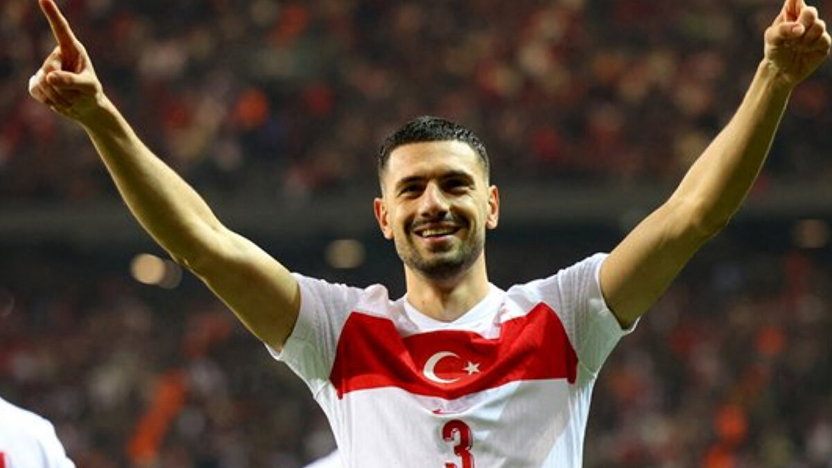 "İki yıl içerisinde Alcanenense'den Sporting'e ve ardından Juventus'a transfer oldun. Bu kadar kısa sürede inanılmaz bir yükseliş."<br><br>Merih Demiral: "Elbette, bir yıl içinde Juventus'a transfer olmak büyük bir sıçrama oldu. Juventus, dünyanın en büyük kulüplerinden biri. Birdenbire kendimi orada buldum. Her şey sadece bir sezon içinde çok hızlı gelişti. Bir yıl içinde Sporting B'den Juventus'un A takımına geçtim. Kariyerim için inanılmaz bir başlangıçtı. Juventus, her zaman kalbimde özel bir yere sahip olacak. Hala Torino'daki insanlarla konuşuyorum. Büyük bir kulüp olmasına rağmen, radaki herkes inanılmaz derecede alçakgönüllüydü. Kadro yıldızlarla doluydu. Bazen yedek kulübesine bakıp; Buffon, Mandzukic, Dybala, Khedira, Matuidi, Pjanic gibi isimleri görürdüm. Benim için gerçekten kazançlı bir dönemdi."