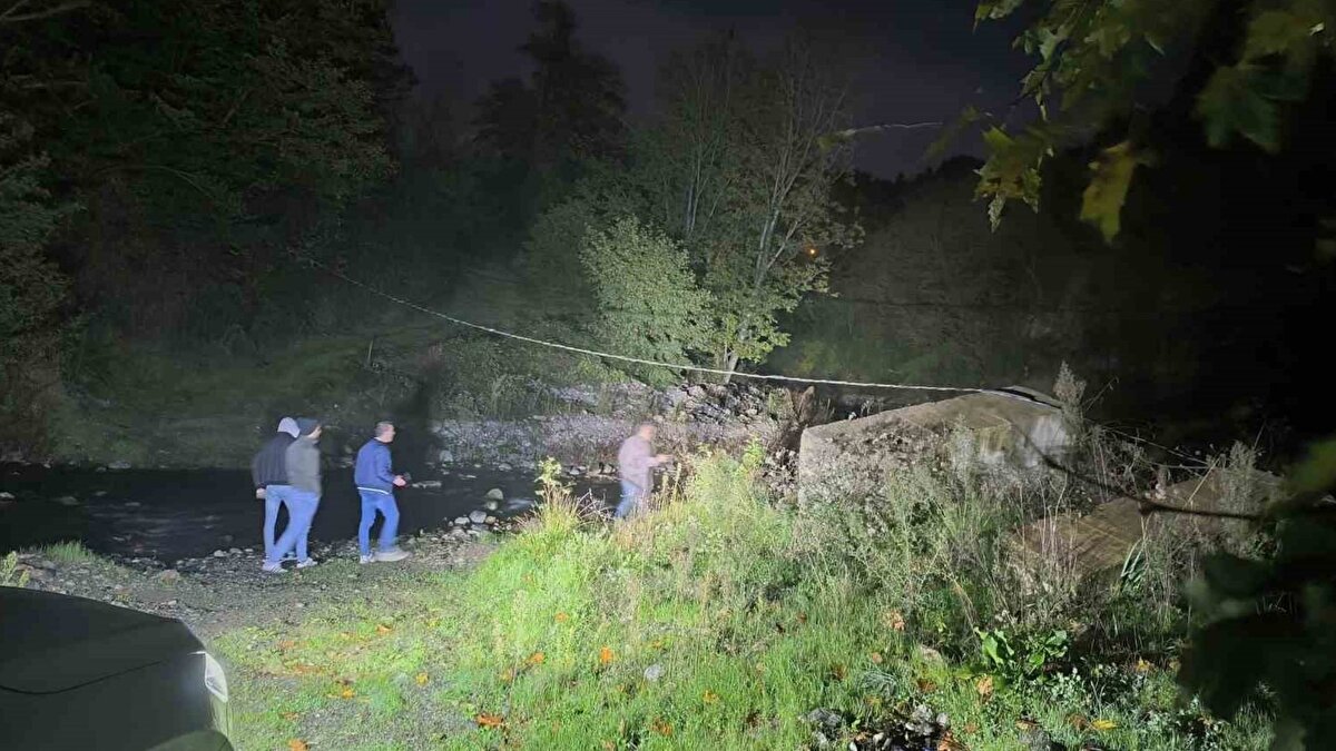 Yapılan çalışmada anne ve oğlunun en son akşam saatlerinde Kocacam köyü civarında görüldüğü tespit edildi. Huriye Helvacı ve oğlu Osman Helvacı’nın (5) mantar toplamak için evinden ayrıldığı ihtimali üzerinde duran ekipler, bölgede arama çalışmalarını aralıksız sürdürüyor. Gece boyunca devam eden çalışmalara ailenin yakınları ve köylüler de destek verdi. Dron ve köpeklerle yapılan çalışmalarda şu ana kadar anne ve oğluna ait bir ize rastlanılamadı.