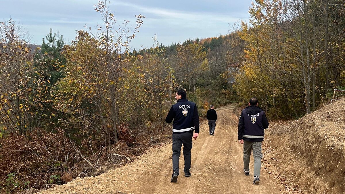 Arama çalışmalarına katılan Muharrem Tavukoğlu, "Bütün arkadaşlarımızla, gençlerimizle birlikte en son görüldüğü alana geldik, arama çalışmalarımızı gece boyunca sürdürüyoruz. Dağ taşı arıyoruz. Saat şu an 02.00 oldu. Aramaya devam ediyoruz, inşallah sağ salim bulunuz. En son anne ve oğlu Kocaçam köyünde görülmüş. Birkaç yerde daha gördüklerini söyleyenler var ama henüz bir ize daha rastlayamadık. Bulmaya çalışıyoruz, eğer bulamazsak yarın arama çalışmalarımıza devam edeceğiz" dedi.