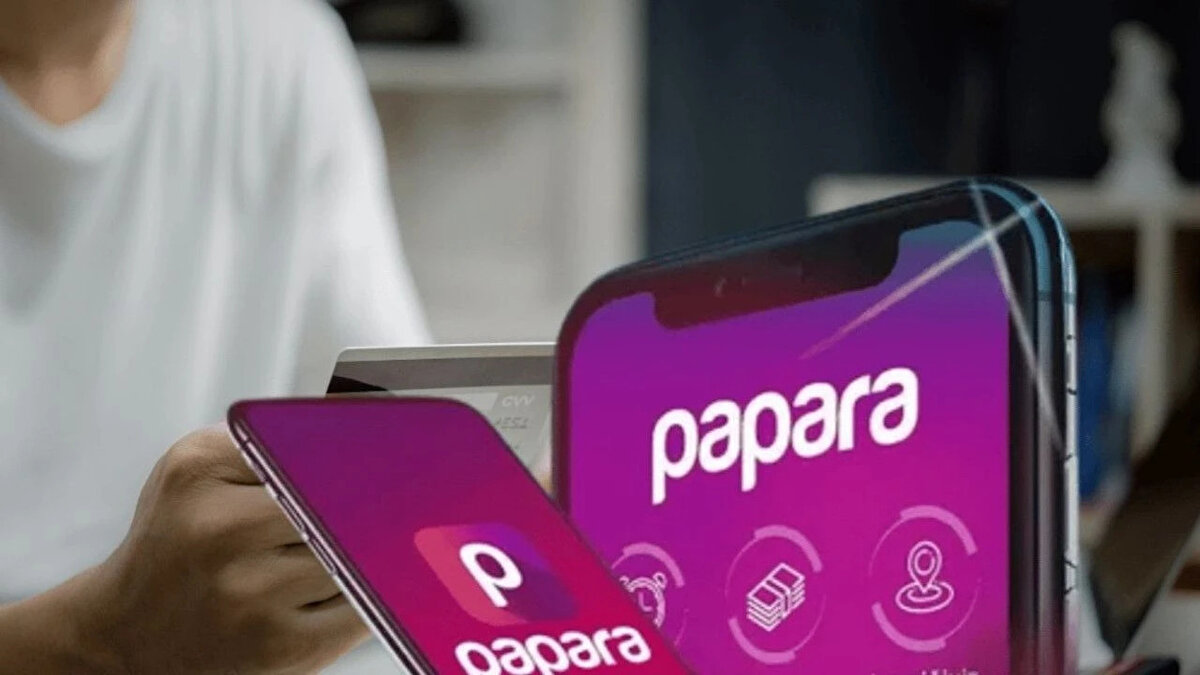 Paralar Güvende mi? Papara Bakiyeleri Nasıl Yatırılacak?<br><br>Papara, yaptığı açıklamada kullanıcıların bakiyelerinin güvende olduğunu net bir dille ifade etti. Açıklamada şu ifadelere yer verildi:<br><br>"Kullanıcılarımızın hesaplarında bulunan elektronik para bakiyeleri, yürürlükteki mevzuat gereği koruma hesaplarında güvence altındadır."<br><br>Bu durum, kullanıcıların Papara hesaplarında bulunan TL bakiyelerinin, Papara'nın kendi varlıklarından tamamen ayrı tutulan ve mevzuatla korunan hesaplarda muhafaza edildiği anlamına gelmektedir.<br><br>İade sürecinin ise şu şekilde işlemesi bekleniyor:<br><br>IBAN Üzerinden İade: İadelerin, kullanıcıların Papara sisteminde kayıtlı olan banka hesaplarına (IBAN) yapılması öngörülüyor.<br><br>Kademeli Kapatma: Fon iadesi tamamlanan Papara hesapları, bu sürecin ardından kademeli olarak kapatılacaktır.