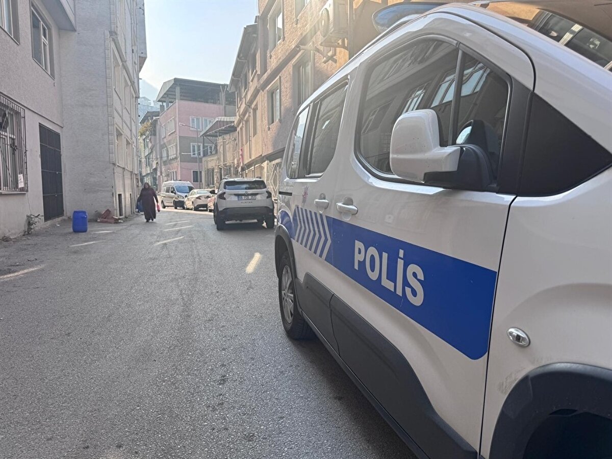 Olay, dün saat 15.00 sıralarında, Yıldırım ilçesi Değirmenlikızık Mahallesi 2’nci Birol Sokak’taki evde meydana geldi. Birlikte yaşayan Arzu Khalılova ile sevgilisi Salican Mehmet arasında çıkan tartışma, kavgaya dönüştü.