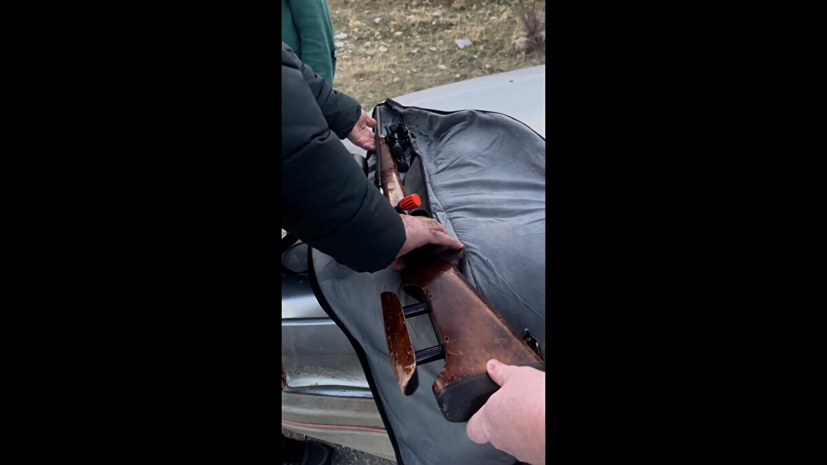 Açıklamada, yaban keçileri ile tüfeğe el konulduğu belirtilerek, şunlar kaydedildi: