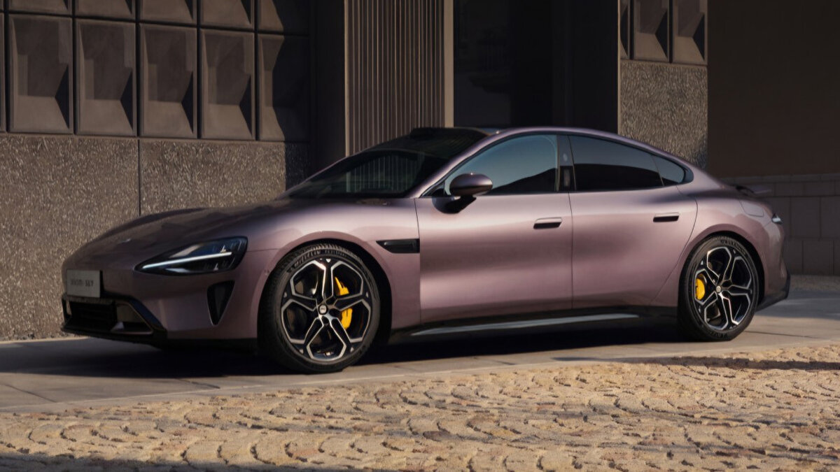 Gündemdeki güvenlik başlıklarına rağmen teslimat ivmesi sürüyor. Şirket araç içi yazılımı güncelliyor ve sürüş deneyiminde kararlılığı artırmayı hedefliyor. Yeni kurulan ekip batarya yönetimi bağlantılı hizmetler ve uzaktan güncelleme süreçlerinde hız kazandıracak. Kullanıcı geri bildirimleriyle arayüz ve enerji verimliliği adım adım iyileştiriliyor.