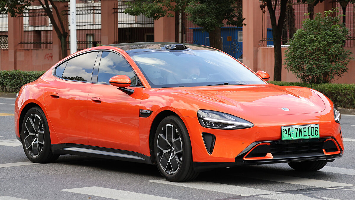 Ürün ailesi büyüyor<br>SU7 sedan günlük kullanım odağında konumlanıyor. SU7 Ultra performans ve menzil tarafında öne çıkıyor. YU7 SUV aile ve şehirler arası kullanım senaryolarını destekliyor. Bu çeşitlilik farklı beklentileri aynı platformda topluyor. Ürün karması genişledikçe sipariş havuzu dengeleniyor ve teslimat temposu korunuyor.