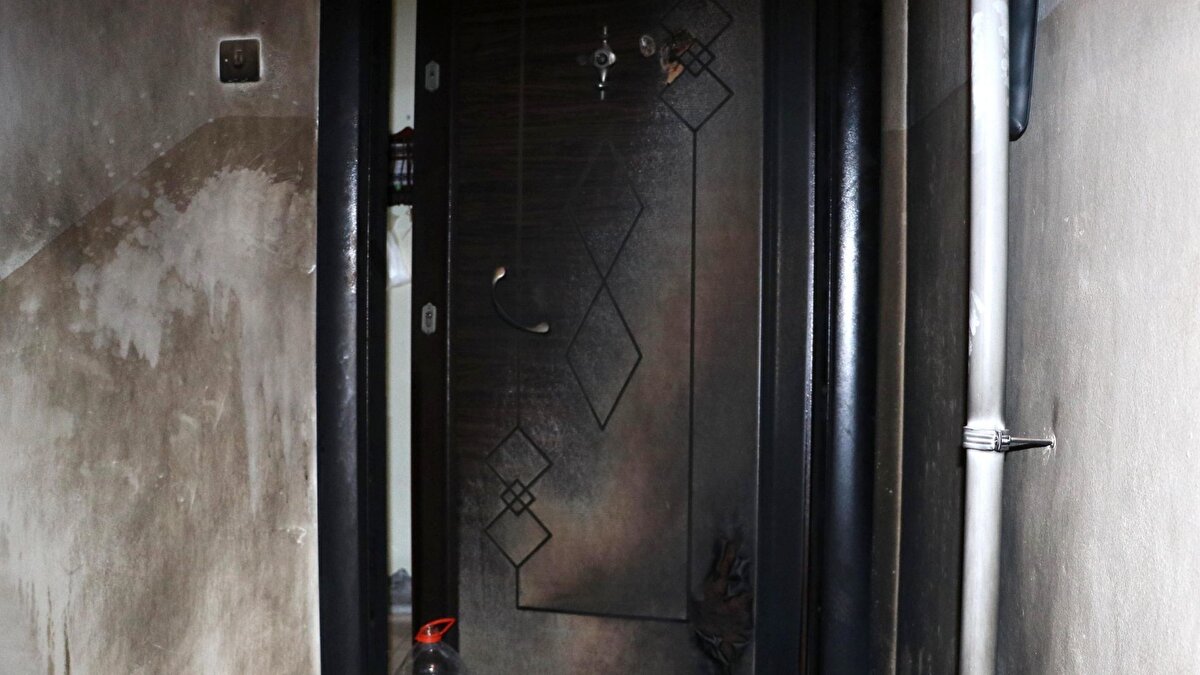 "Öldürmeye karar verdim"<br><br>Polis merkezine götürülen Serhan Kaynar, ilk ifadesinde suçunu itiraf etti. Kaynar, ifadesinde, "2 ay önce kapısını tinerle yaktıktan sonra polis merkezinde tanıştım. Kendisini öldürmeye karar verdim. Param olmadığı için topladığım kablolarla düzenek kurdum. Kabloları bağladığım tahtanın ucuna çivi çaktım. Diğer ucunu da prize takarak, çivilerin kadına çarpmasıyla öleceğini düşündüm. Binaya girince hazırladığım tahtayı kadının göğüs kısmına vurdum" dedi. Serhan Kaynar, 'Tasarlayarak öldürmeye teşebbüs' suçundan tutuklandı.