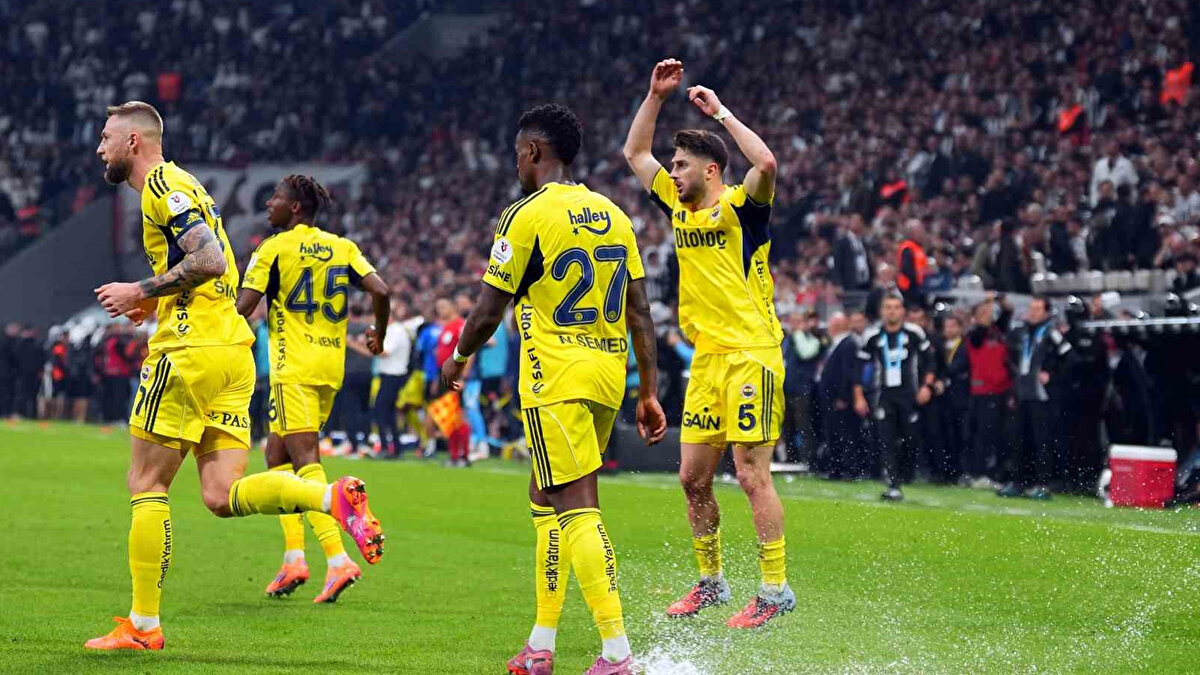 <br>Süper Lig’de zirve mücadelesi veren Fenerbahçe, 2-0 geriye düştüğü derbide rakibi Beşiktaş’ı İsmail, Asensio ve Jhon Duran’ın golleriyle 3-2 mağlup etti. <br>